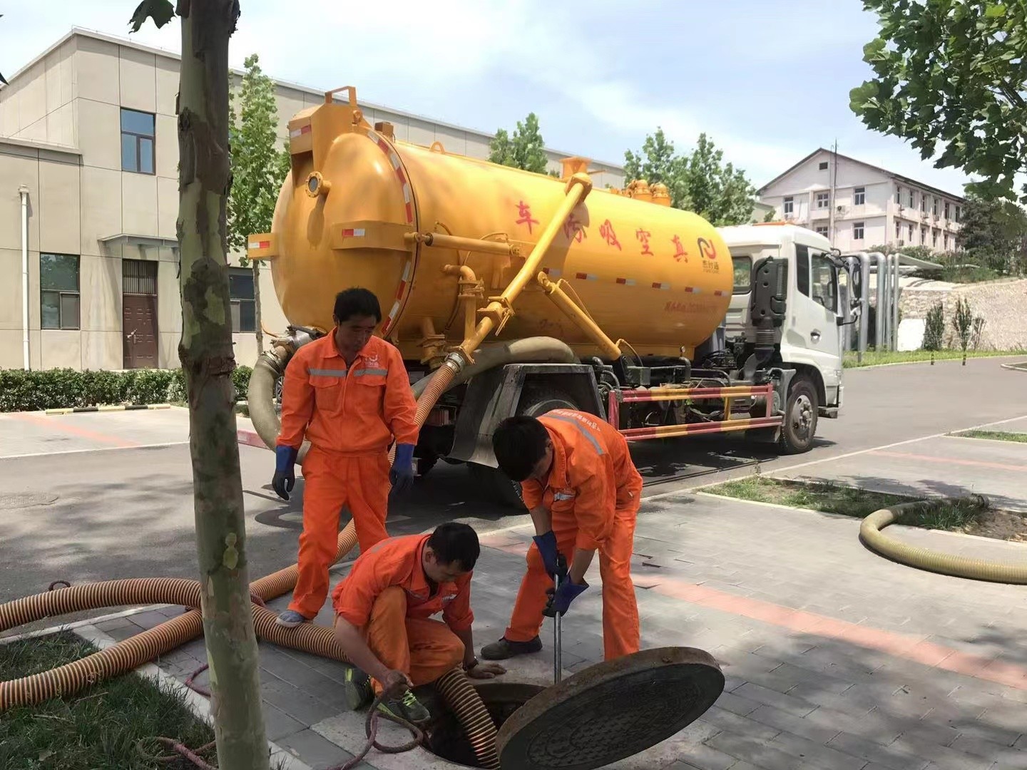 浦北管道疏通车停在窨井附近