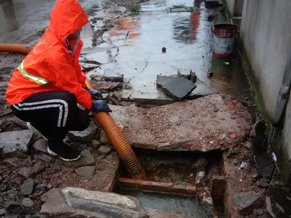 浦北专业清理污水池 炜誉市政以规范流程守护城市 “肠道”